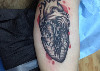 Tattoo de brazo con un corazón