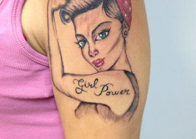 Tattoo "Girl Power" en el brazo