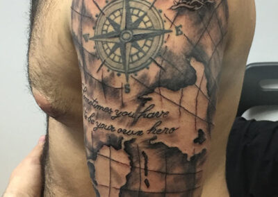 Tattoo en el brazo de un mapa