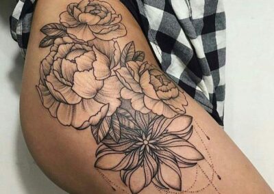 Tattoo en cadera y pierna de unas flores