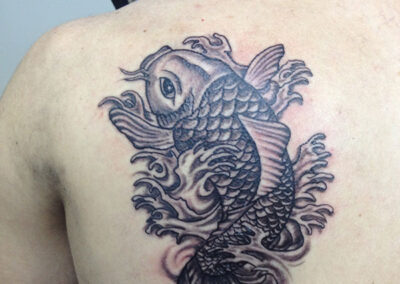 Tattoo en la espalda de un pez Koi