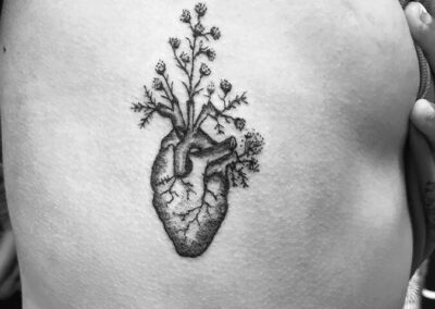 Tattoo de un corazón floreciendo