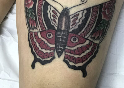 Tattoo mariposa en el muslo