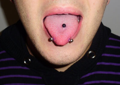 Piercing transversal en la lengua